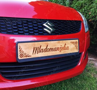 Svadobná tabuľa s nápisom Mladomanželia – drevená dekorácia na svadobné auto s gravírovaným folklórnym vzorom.