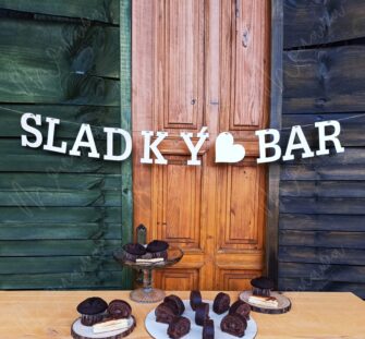 Girlanda SLADKÝ BAR so srdiečkom – rustikálna dekorácia na svadby a oslavy.