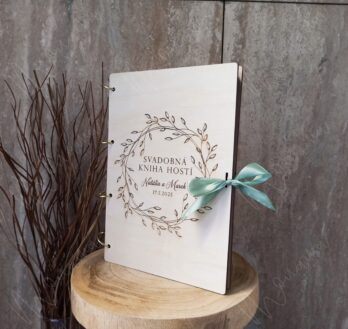 Svadobná kniha hostí na výšku z dreva s vencom a menami – personalizovaná kniha hostí