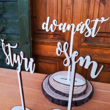 Drevené svadobné čísla v písanej forme – elegantné označenie stolov na svadobnú hostinu.