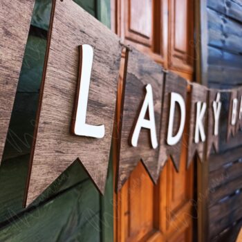 Drevený nápis SLADKÝ BAR – rustikálna dekorácia na svadby a oslavy.