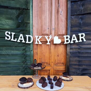 Girlanda SLADKÝ BAR so srdiečkom – rustikálna dekorácia na svadby a oslavy.