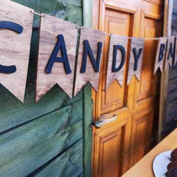 Drevený nápis CANDY BAR – rustikálna dekorácia na svadobný sladký stôl alebo oslavu.