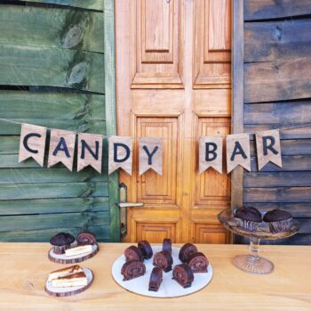 Drevený nápis CANDY BAR – rustikálna dekorácia na svadobný sladký stôl alebo oslavu.