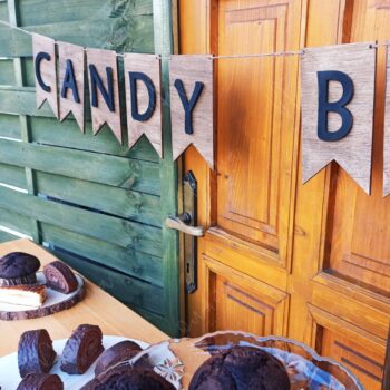 Drevený nápis CANDY BAR – rustikálna dekorácia na svadobný sladký stôl alebo oslavu.