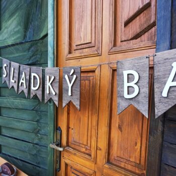 Drevený nápis SLADKÝ BAR – rustikálna dekorácia na svadby a oslavy.