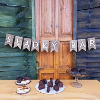 Drevený nápis SLADKÝ BAR – rustikálna dekorácia na svadby a oslavy.