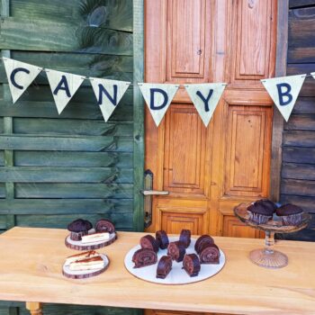 Drevená girlanda CANDY BAR v trojuholníkovom dizajne – štýlová dekorácia na svadby a oslavy.