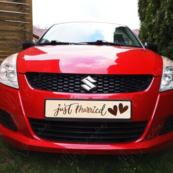 Svadobná drevená ŠPZ s nápisom Just Married – elegantná dekorácia na svadobné auto s romantickým dizajnom.