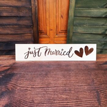 Svadobná drevená ŠPZ s nápisom Just Married – elegantná dekorácia na svadobné auto s romantickým dizajnom.