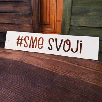 Svadobná tabuľa s nápisom Just Married – elegantná dekorácia na svadobné auto s romantickým dizajnom.