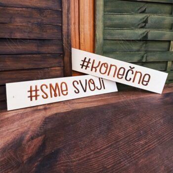 Svadobná tabuľa s nápisom Just Married – elegantná dekorácia na svadobné auto s romantickým dizajnom.