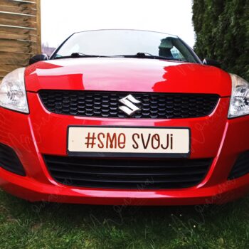 Svadobná tabuľa s nápisom Just Married – elegantná dekorácia na svadobné auto s romantickým dizajnom.