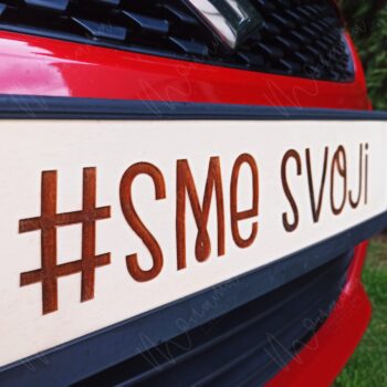 Svadobná tabuľa s nápisom Just Married – elegantná dekorácia na svadobné auto s romantickým dizajnom.