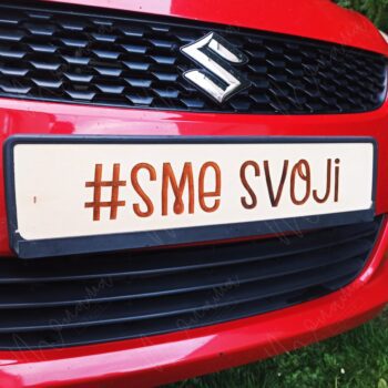 Svadobná tabuľa s nápisom Just Married – elegantná dekorácia na svadobné auto s romantickým dizajnom.