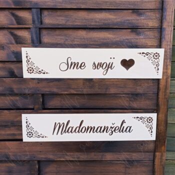 Svadobná ŠPZ s nápisom Sme svoji – elegantná dekorácia na svadobné auto s folklórnym gravírovaním.