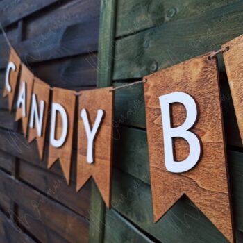 Drevená girlanda s nápisom CANDY BAR – rustikálna dekorácia na svadby a oslavy.
