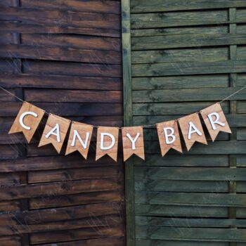 Drevená girlanda s nápisom CANDY BAR – rustikálna dekorácia na svadby a oslavy.