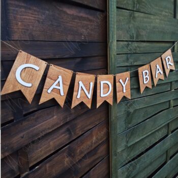 Drevená girlanda s nápisom CANDY BAR – rustikálna dekorácia na svadby a oslavy.