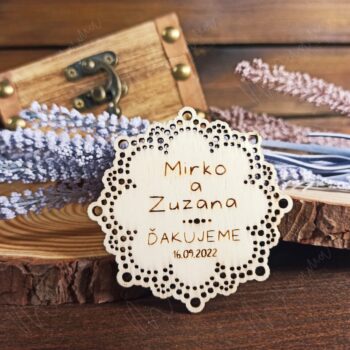 Drevená svadobná magnetka s gravírovanými menami „Mirko a Zuzana“, dátumom svadby „16.09.2022“ a poďakovaním „Ďakujeme“. Elegantný rustikálny svadobný darček pre hostí s jemným čipkovaným vzorom, vyrobený z kvalitného dreva s magnetom na zadnej strane.