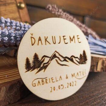 Drevená svadobná magnetka s gravírovaným horským motívom, menami „Gabriela & Matúš“, dátumom svadby „20.05.2022“ a poďakovaním „Ďakujeme“. Rustikálny svadobný darček pre hostí, vyrobený z kvalitného prírodného dreva s magnetom na zadnej strane.
