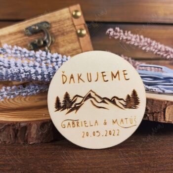 Drevená svadobná magnetka s gravírovaným horským motívom, menami „Gabriela & Matúš“, dátumom svadby „20.05.2022“ a poďakovaním „Ďakujeme“. Rustikálny svadobný darček pre hostí, vyrobený z kvalitného prírodného dreva s magnetom na zadnej strane.