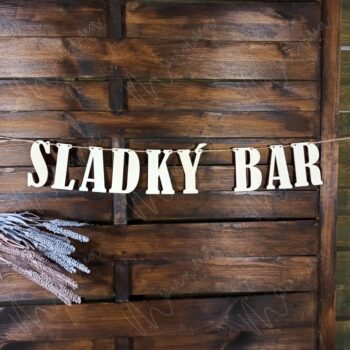 Drevená girlanda s nápisom SLADKÝ BAR – štýlová dekorácia na svadby a oslavy.