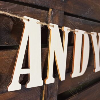 Drevená girlanda s nápisom CANDY BAR – štýlová dekorácia na svadby a oslavy.