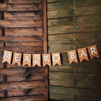 Drevená girlanda s nápisom NEALKO BAR – štýlová dekorácia na svadby a oslavy.