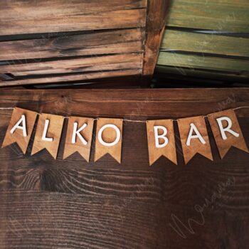 Drevená girlanda s nápisom ALKO BAR – štýlová dekorácia na svadby a oslavy.