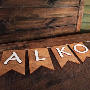 Drevená girlanda s nápisom ALKO BAR – štýlová dekorácia na svadby a oslavy.