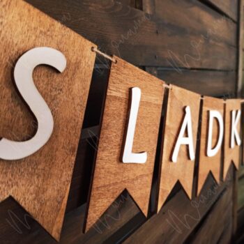 Drevená girlanda s nápisom SLADKÝ BAR – rustikálna dekorácia na svadby a oslavy.