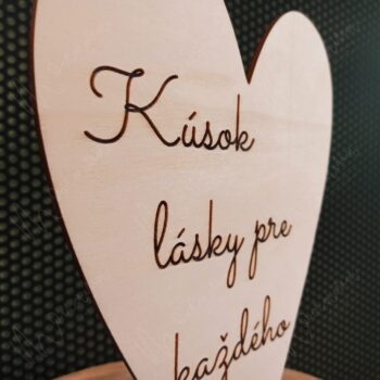 Drevený nápis "Kúsok lásky pre každého" TIRON