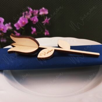 Drevená menovka tulipán – elegantná personalizovaná dekorácia na svadobný stôl s gravírovaným menom.