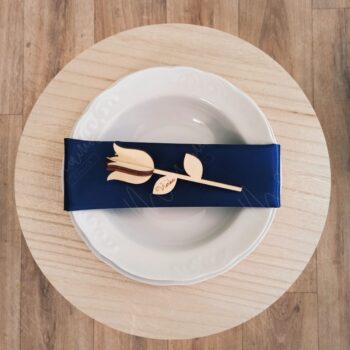 Drevená menovka tulipán – elegantná personalizovaná dekorácia na svadobný stôl s gravírovaným menom.