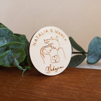 Drevená svadobná magnetka s gravírovanými menami "Natália & Marek" a slovom "Ďakujeme". Elegantný rustikálny svadobný darček pre hostí, vyrobený z kvalitného prírodného dreva.