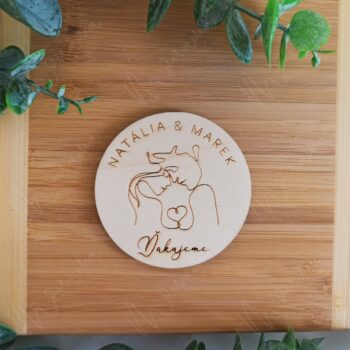 Drevená svadobná magnetka s gravírovanými menami "Natália & Marek" a slovom "Ďakujeme". Elegantný rustikálny svadobný darček pre hostí, vyrobený z kvalitného prírodného dreva.