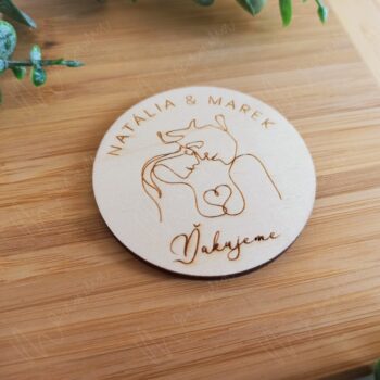 Drevená svadobná magnetka s gravírovanými menami "Natália & Marek" a slovom "Ďakujeme". Elegantný rustikálny svadobný darček pre hostí, vyrobený z kvalitného prírodného dreva.