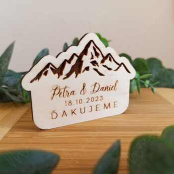 Drevená svadobná magnetka s gravírovaným motívom hôr, menami „Petra & Daniel“, dátumom svadby „18.10.2023“ a poďakovaním „Ďakujeme“. Rustikálny svadobný darček pre hostí, vyrobený z prírodného dreva s magnetom na zadnej strane.