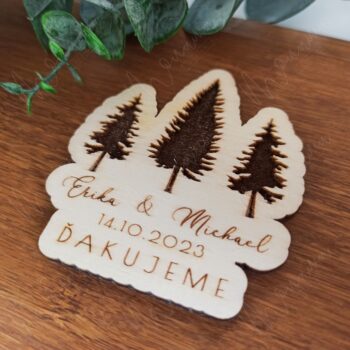 Drevená svadobná magnetka s motívom lesa a gravírovanými menami „Erika & Michael“, dátumom svadby „14.10.2023“ a poďakovaním „Ďakujeme“. Rustikálny svadobný darček pre hostí, vyrobený z prírodného dreva s magnetom na zadnej strane.