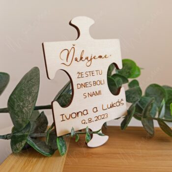 Drevená svadobná magnetka v tvare puzzle s gravírovaným poďakovaním „Ďakujeme, že ste tu dnes boli s nami“, menami „Ivona a Lukáš“ a dátumom svadby „9.8.2023“. Rustikálny svadobný darček pre hostí, vyrobený z kvalitného dreva, s magnetom na zadnej strane.