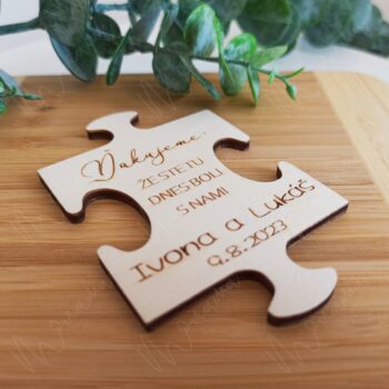 Drevená svadobná magnetka v tvare puzzle s gravírovaným poďakovaním „Ďakujeme, že ste tu dnes boli s nami“, menami „Ivona a Lukáš“ a dátumom svadby „9.8.2023“. Rustikálny svadobný darček pre hostí, vyrobený z kvalitného dreva, s magnetom na zadnej strane.
