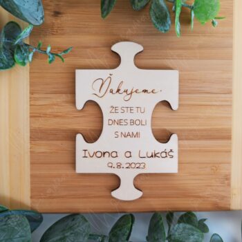 Drevená svadobná magnetka v tvare puzzle s gravírovaným poďakovaním „Ďakujeme, že ste tu dnes boli s nami“, menami „Ivona a Lukáš“ a dátumom svadby „9.8.2023“. Rustikálny svadobný darček pre hostí, vyrobený z kvalitného dreva, s magnetom na zadnej strane.