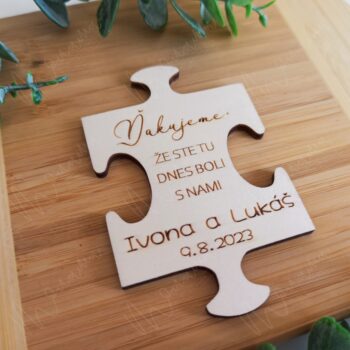 Drevená svadobná magnetka v tvare puzzle s gravírovaným poďakovaním „Ďakujeme, že ste tu dnes boli s nami“, menami „Ivona a Lukáš“ a dátumom svadby „9.8.2023“. Rustikálny svadobný darček pre hostí, vyrobený z kvalitného dreva, s magnetom na zadnej strane.
