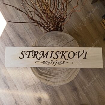 Drevená ŠPZ s gravírovaným priezviskom – personalizovaná dekorácia na auto alebo svadbu.