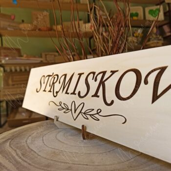 Drevená ŠPZ s gravírovaným priezviskom – personalizovaná dekorácia na auto alebo svadbu.