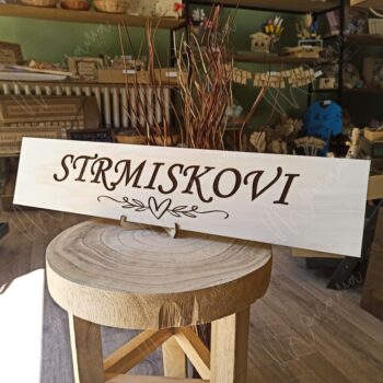 Drevená ŠPZ s gravírovaným priezviskom – personalizovaná dekorácia na auto alebo svadbu.