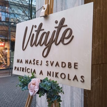 Drevená uvítacia tabuľa "Vitajte na našej svadbe s menami"