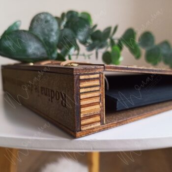 Drevená svadobná kniha hostí s gravírovanými menami, dátumom svadby a viazaním na šnúrky – rustikálny štýl a elegantné prevedenie.