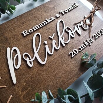Drevená svadobná kniha hostí s gravírovanými menami, dátumom svadby a viazaním na šnúrky – rustikálny štýl a elegantné prevedenie.